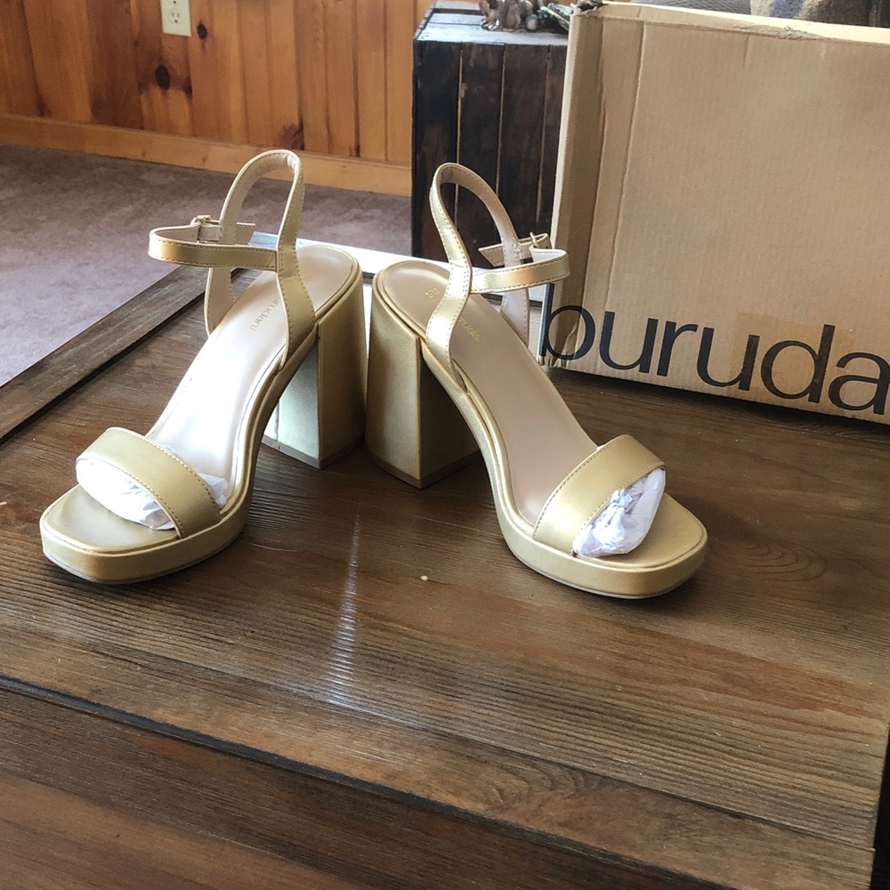 Gold Metallic Platform Chunky Heels sz 8.5 NIB